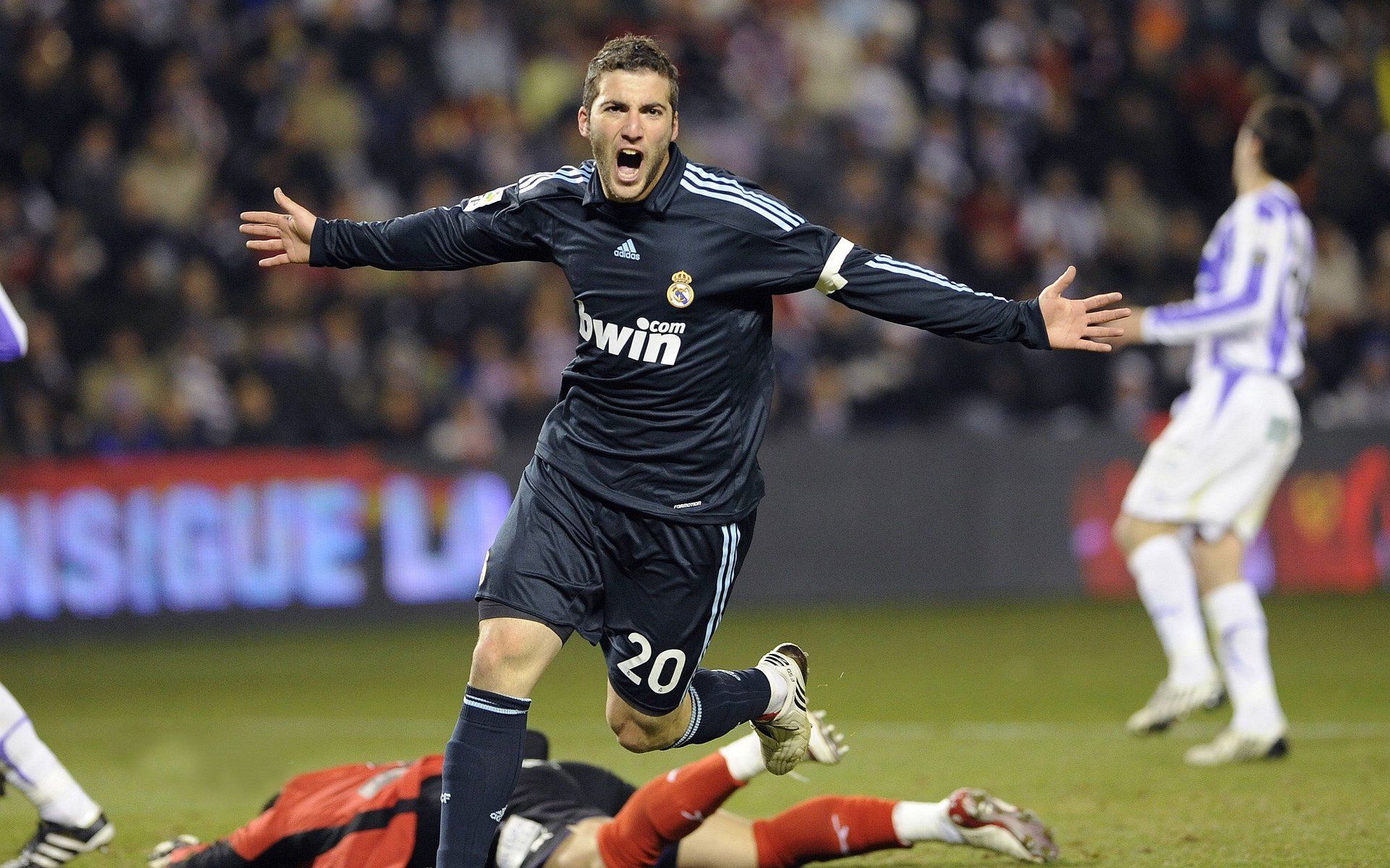 卡扎伊什维利第25球！推射破门，领跑射手榜冲击金靴，扎卡左后卫